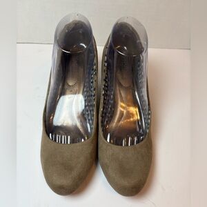 DexFlex Comfort Karlie tan round toe faux suede wedge heels size 8.5